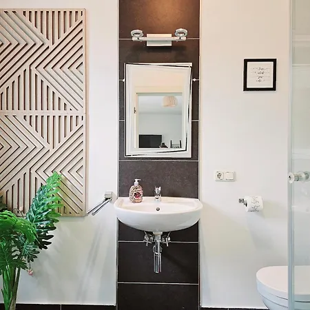 Leonie Apartment